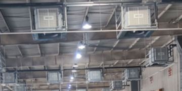 為什么工廠車間降溫都安裝工業(yè)環(huán)?？照{(diào)？