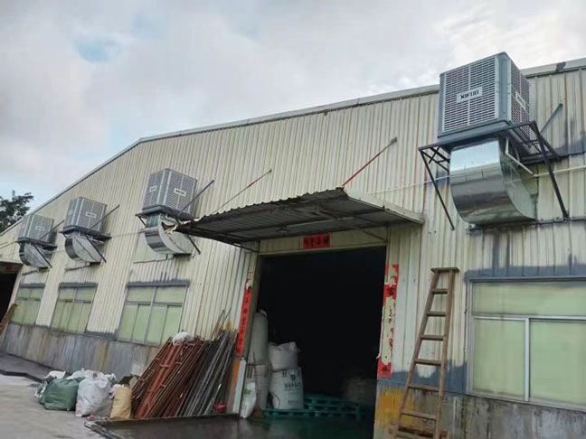 星科環(huán)?？照{(diào)冷風機給五金廠房降溫通風.jpg